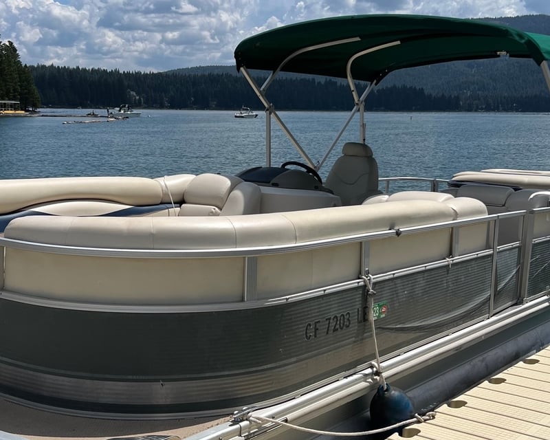 26' Pontoon Boat Rental on Lake Almanor