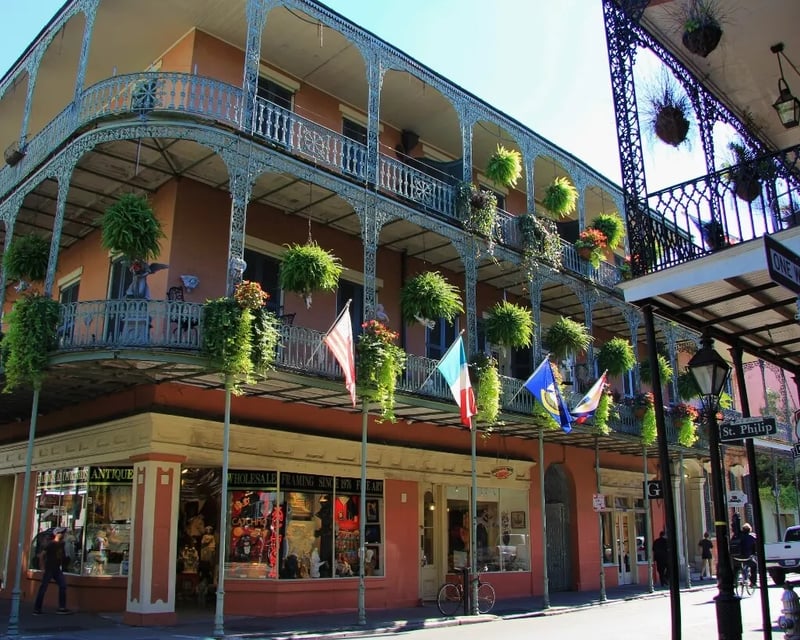 Explore New Orleans by Bus on a 2-Hour City & Cemetery Tour