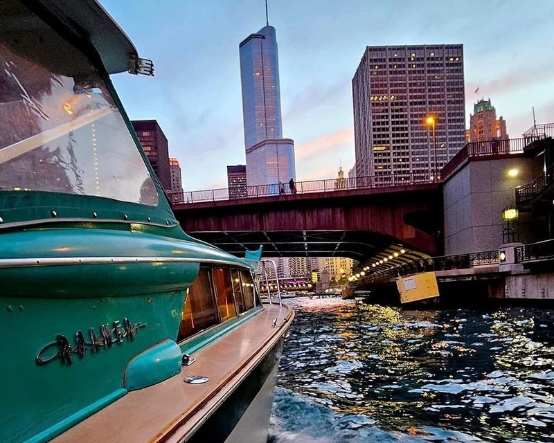 Private Vintage Motorboat River Cruise in Chicago