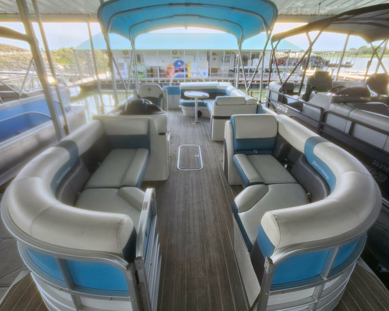 23' Tritoon Boat Rental in Milford