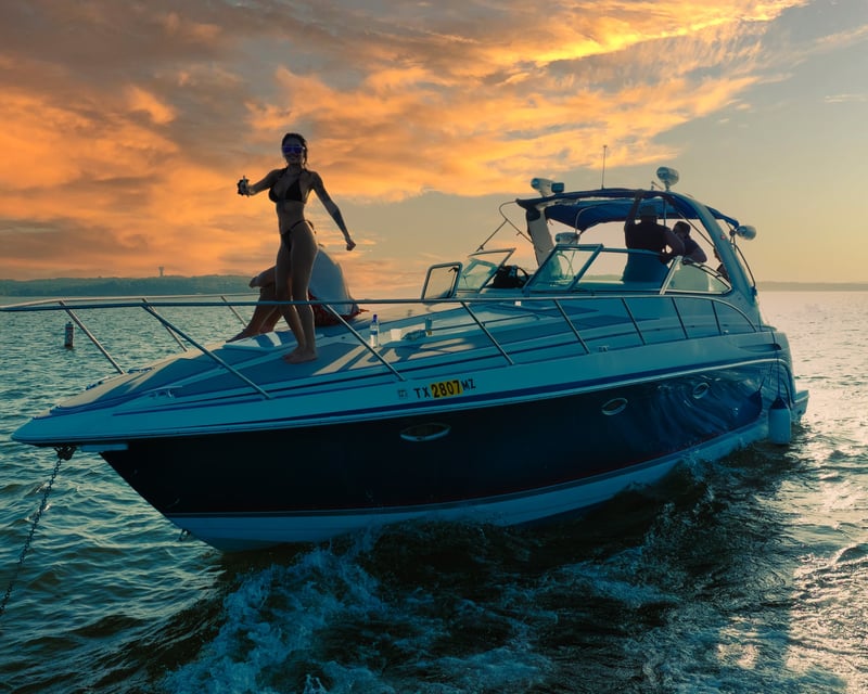 4-Hour Lake Travis Boat Rental & Party Bus Package