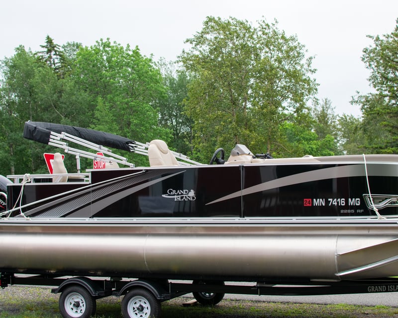 Cruise on a 23' Tri-Toon Pontoon Boat Rental