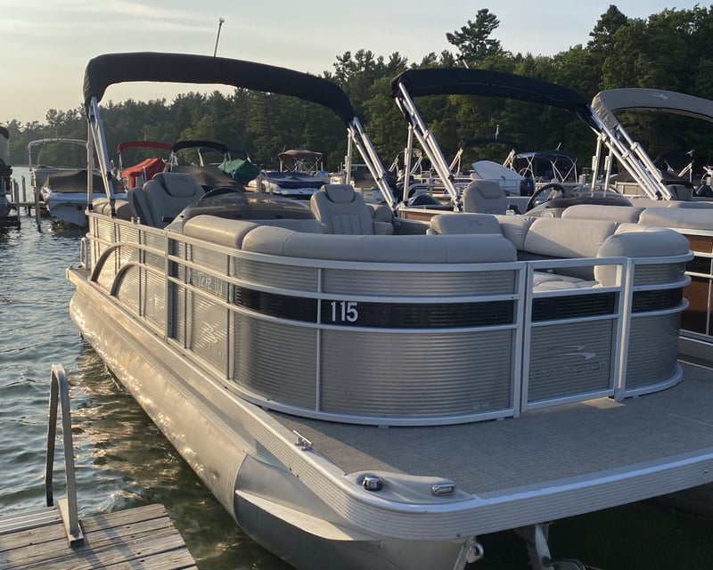 22' Pontoon Rental in Roscommon