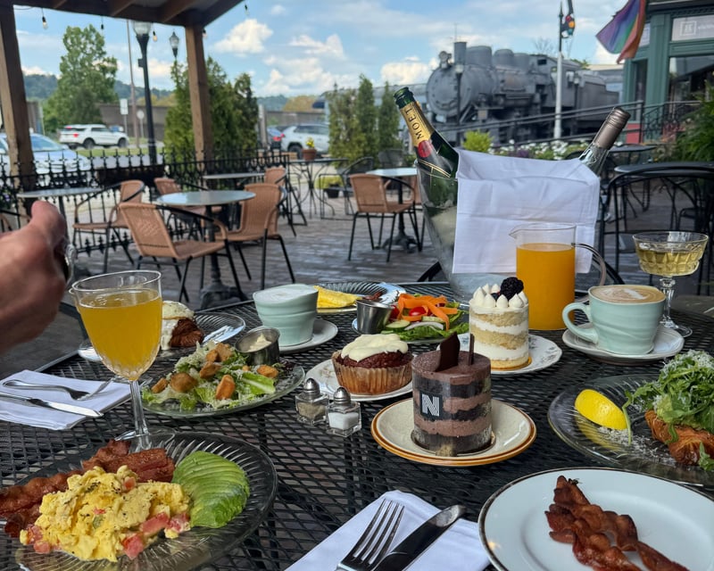 Fall Candle Pouring Class & Brunch in Huntington, WV
