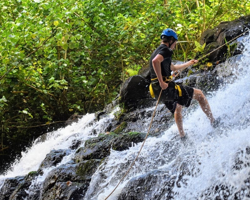 4-Hour Waterfall Rappel Tour in Lihue