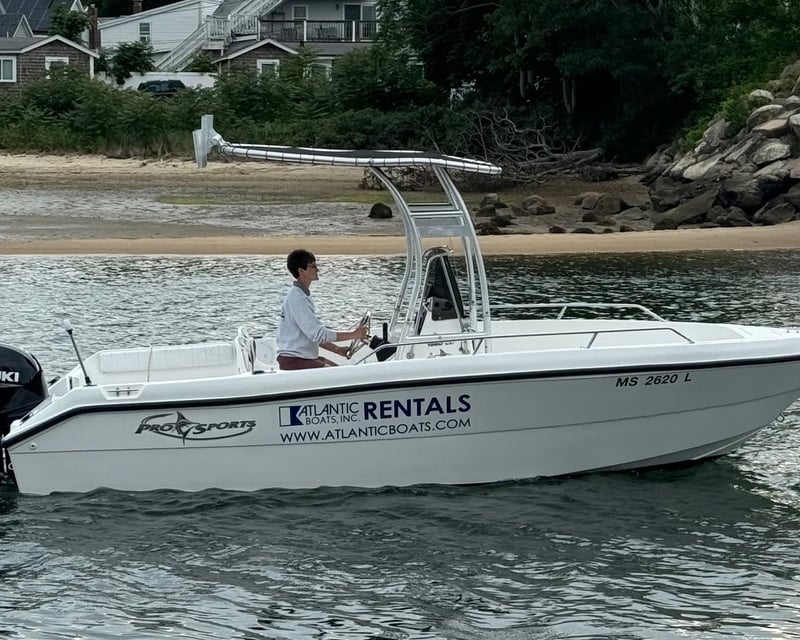 20' Center Console Fishing Boat Rental in Wareham