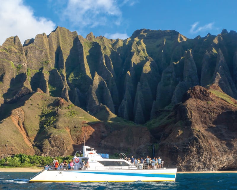 Sail & Snorkel the Nā Pali Coast on Kauaʻi