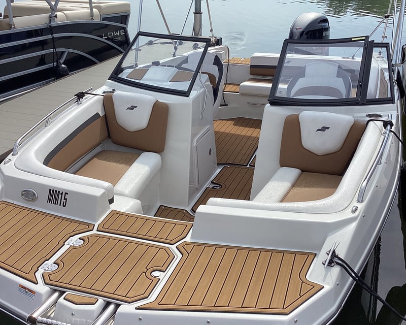 21' Deckboat Rental on Lake Martin