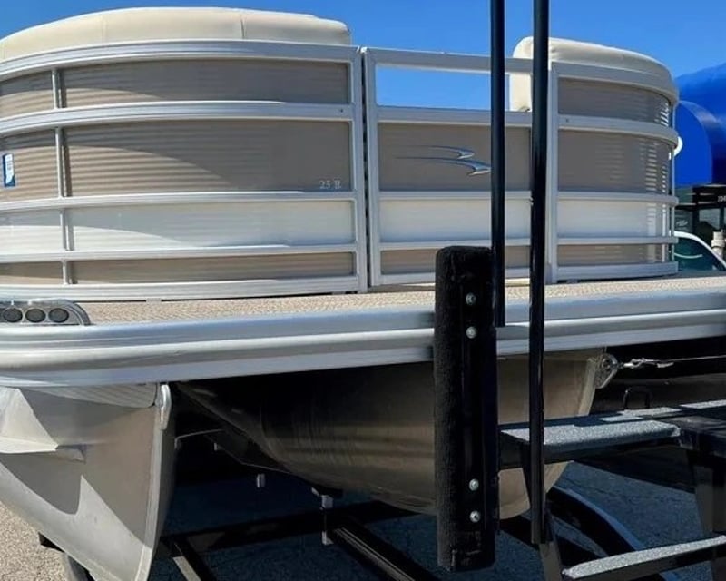 25' Tri-Toon Boat Rental in Traverse City