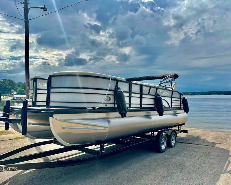 Cruise Cedar Creek Lake on a Pontoon Boat Rental