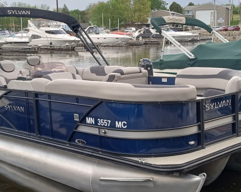 Fish & Cruise Tritoon Boat Rental in Wabasha, MN