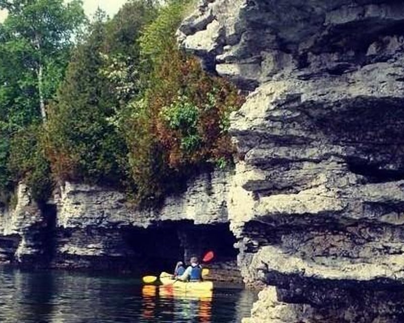 4-Hour Kayak Tour of Cave Point County Park