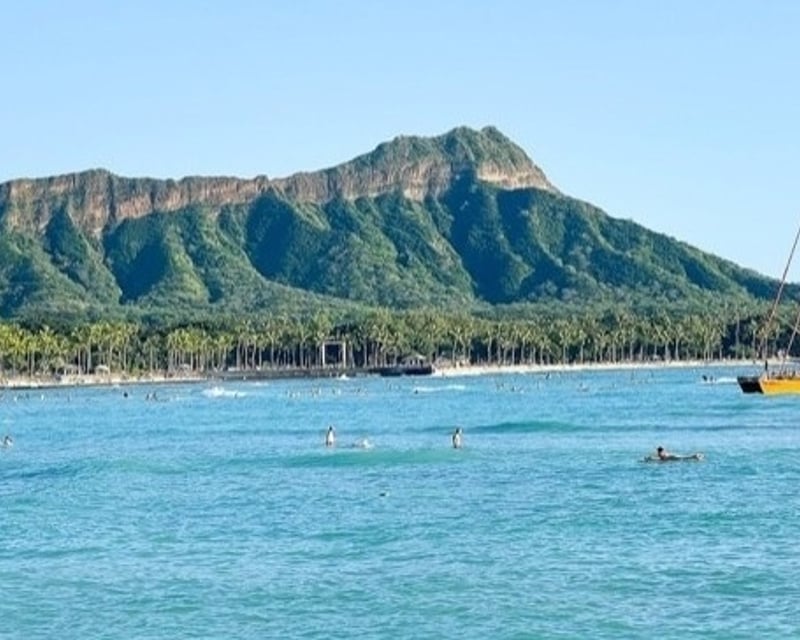 Private Diamond Head Hike & Historic Honolulu Limo Tour