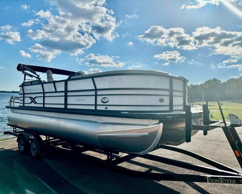 150HP Tow-Ready Boat Rental on Cedar Creek Lake