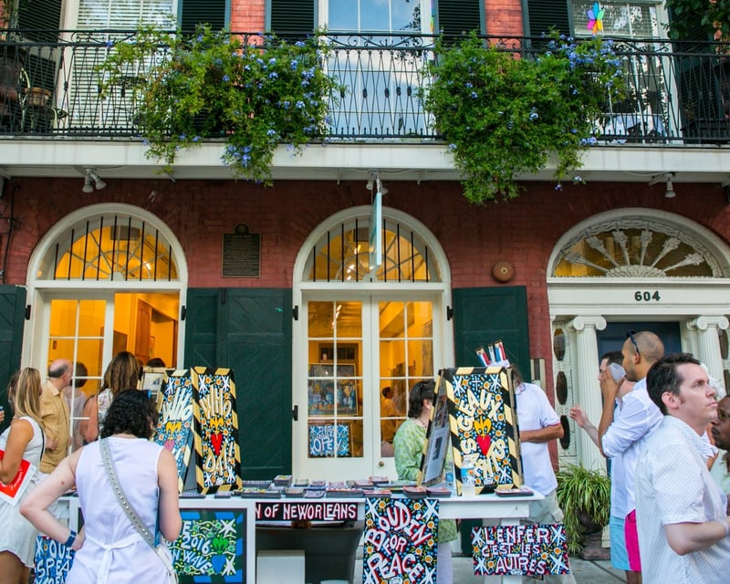 Walk New Orleans Arts District on a Bubbles Tour