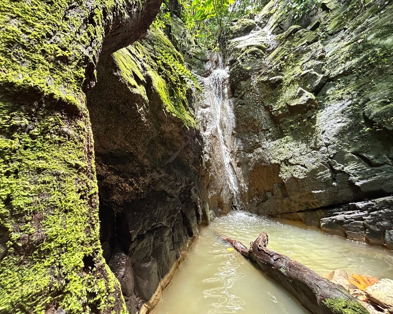 Earthship & Waterfall Guided Tour in Agunda