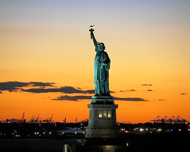 Statue of Liberty Sunset Skyline Cruise in New York City