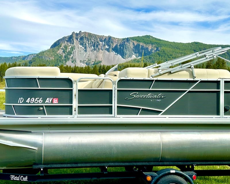 Full-Day Pontoon Boat Rental at Paulina Lake