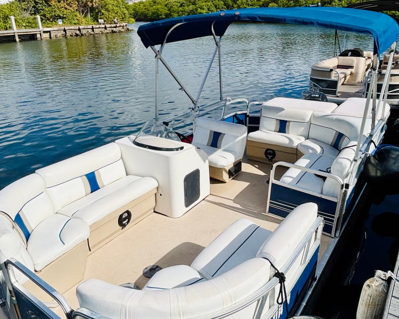 22' Pontoon Boat Rental in Dania Beach