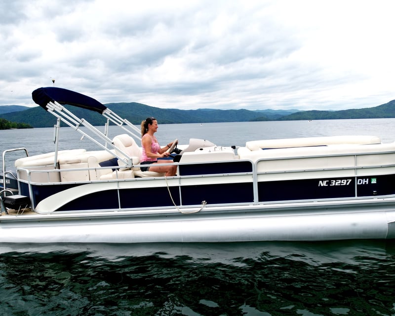 Lake Jocassee 24' Tritoon Rental