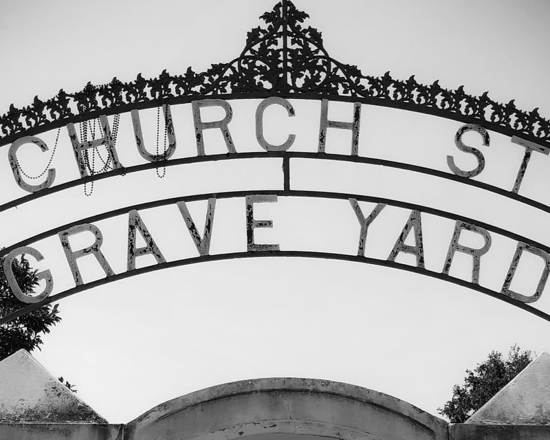 Haunted Food Tour of Downtown Mobile with Graveyard Stops