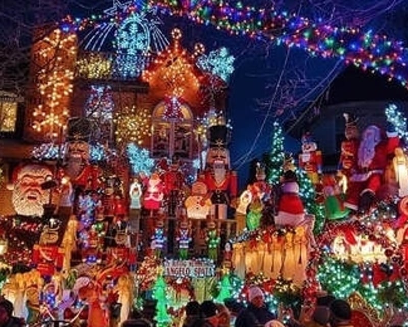 Dyker Heights Christmas Lights & DUMBO Tour in Italian
