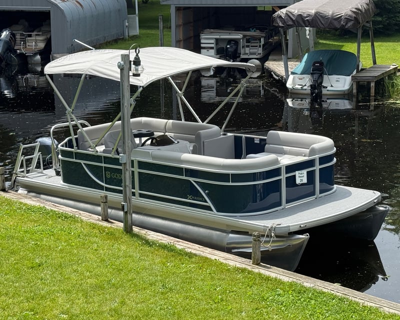 21' Pontoon Boat Rental in Crivitz