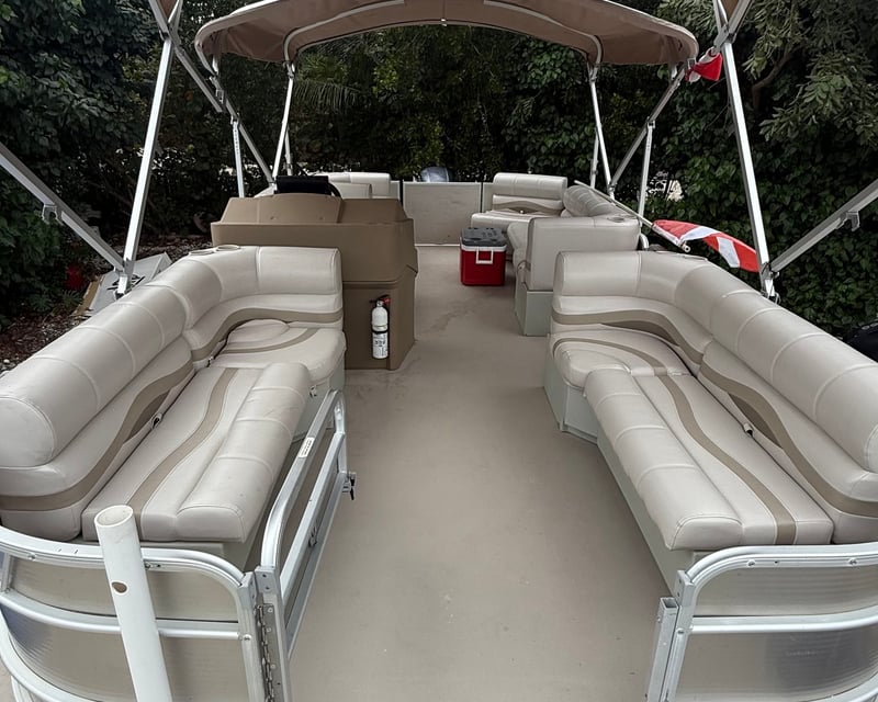 23' Tritoon Pontoon Rental with Delivery in Cudjoe Key