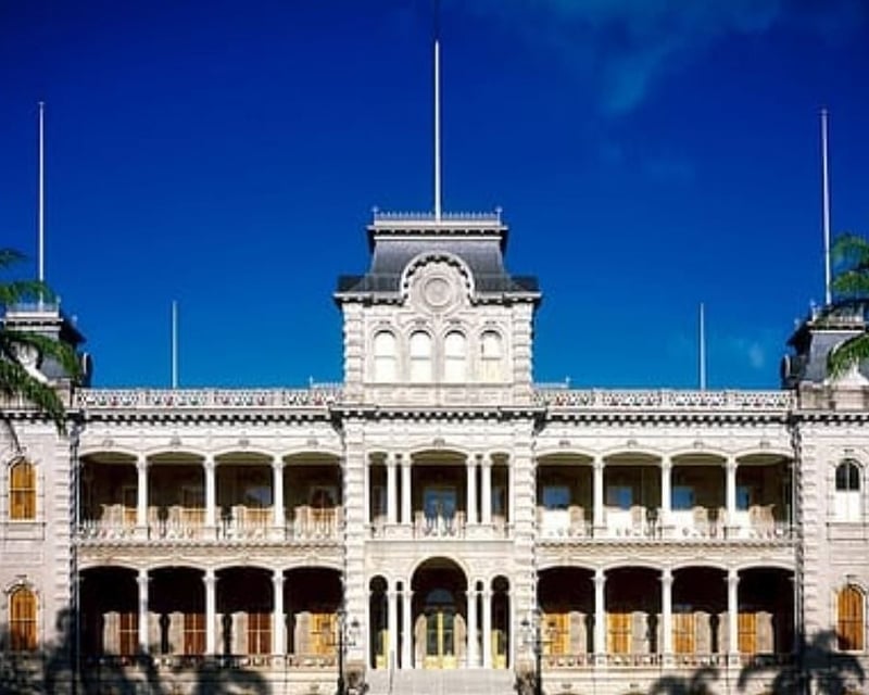 Private Iolani Palace & Historic Honolulu Limousine Tour