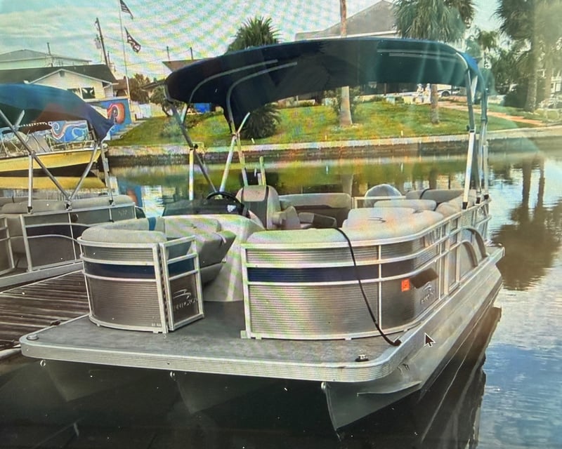 23' Tritoon Pontoon Boat Rental in Clearwater