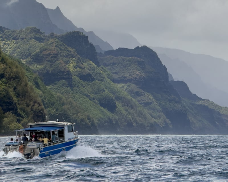 Winter Nā Pali Coast Sightseeing Cruise