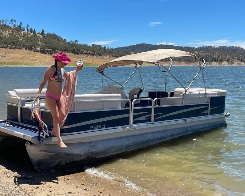 12-Person Pontoon Rental on Lake Nacimiento