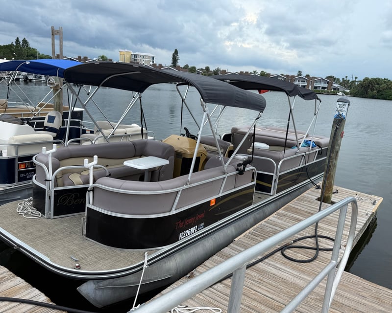 25' Crest Pontoon Boat Rental in New Smyrna Beach