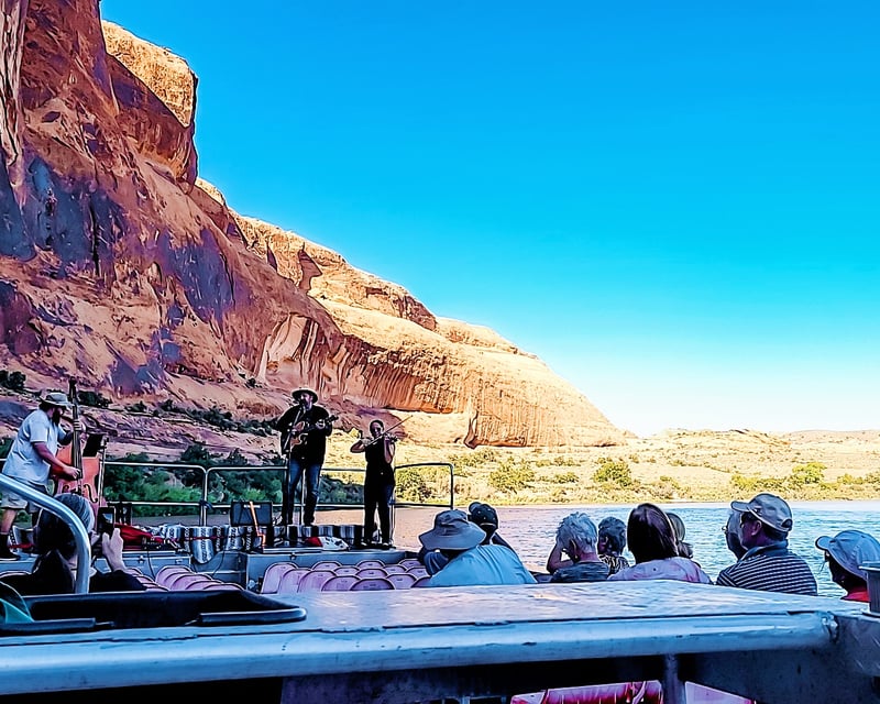 Wine & Dinner Jet Boat Cruise with Western Show in Moab
