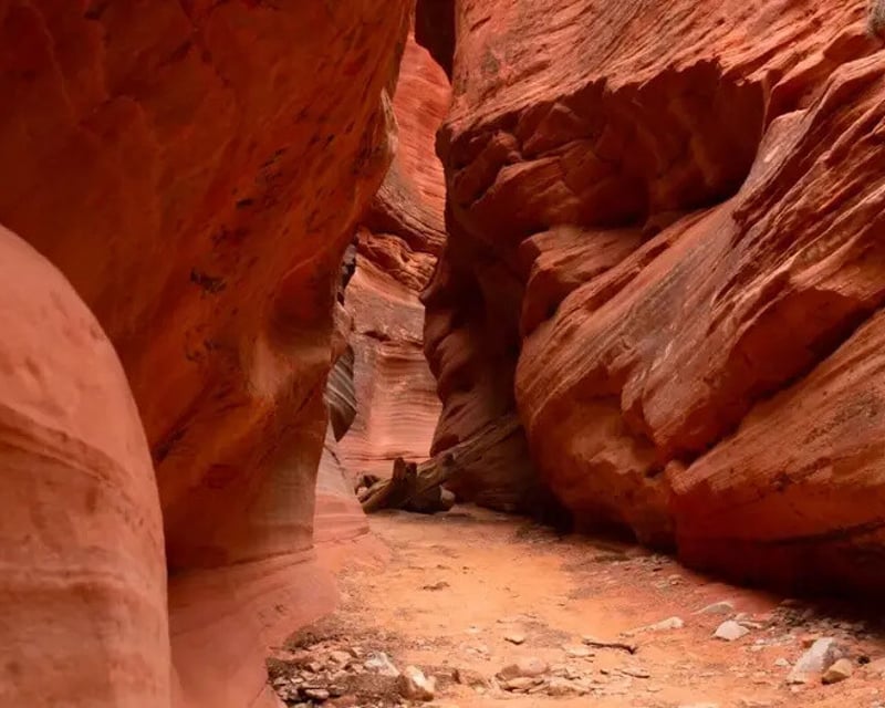 Peekaboo Slot Canyon Group Off-Road Tour & Hike from Kanab
