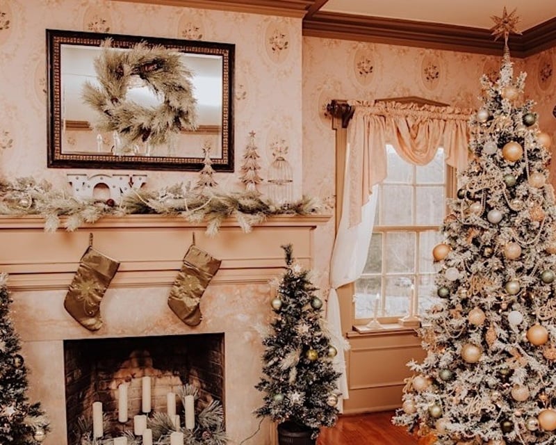 Christmas Felt Mansion Self-Guided Tour in Holland