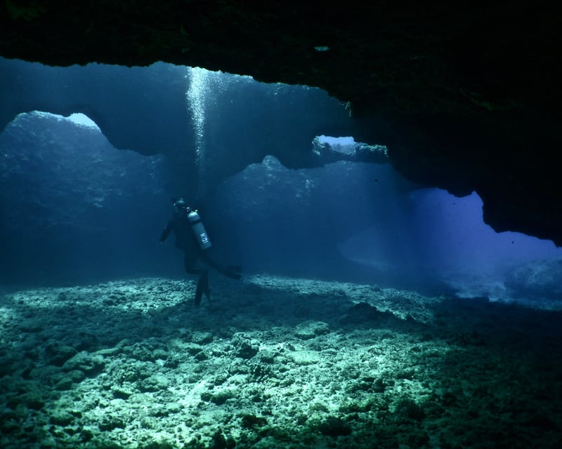 2-Tank Shipwreck & Lava Tube Dive in West Oahu
