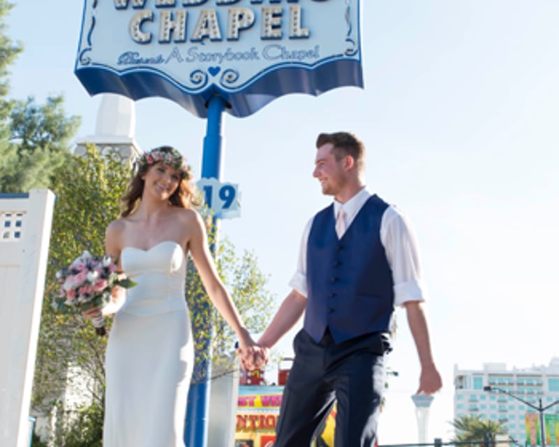 Traditional Las Vegas Wedding at Graceland Wedding Chapel