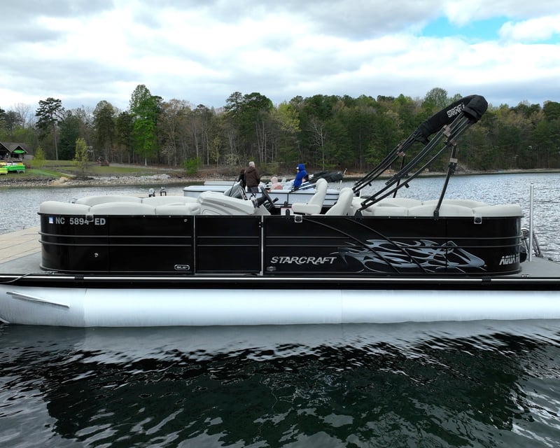 25' Tritoon Boat Rental in Salem