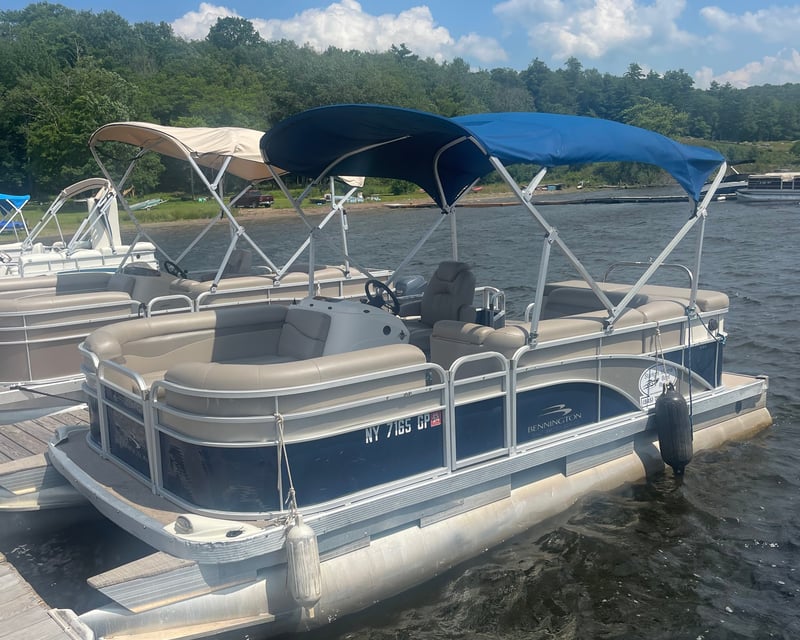 Economy Pontoon Boat Rental on Swinging Bridge Reservoir
