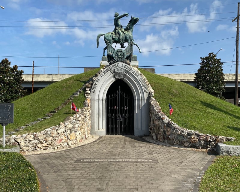 Guided Metairie Cemetery Walking Tour in New Orleans