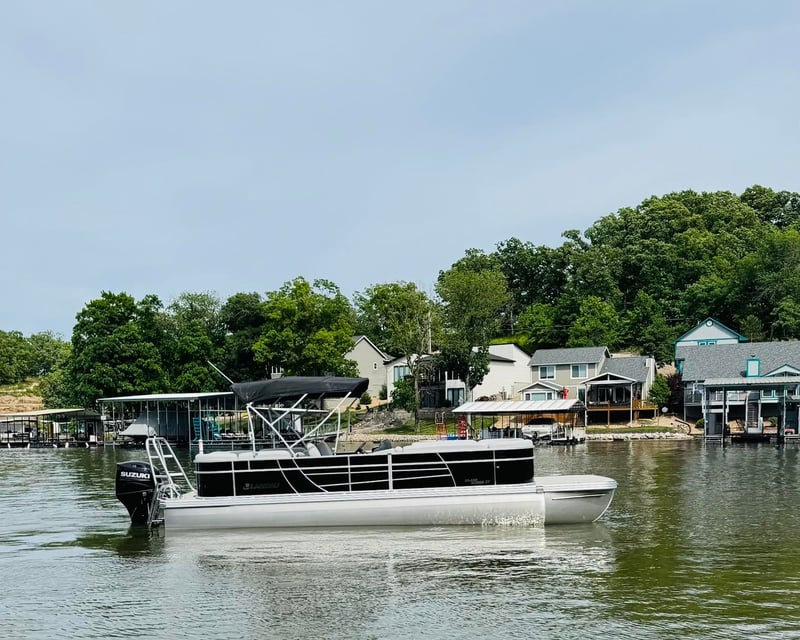 200 HP Tritoon Boat Rental in Lake Ozark