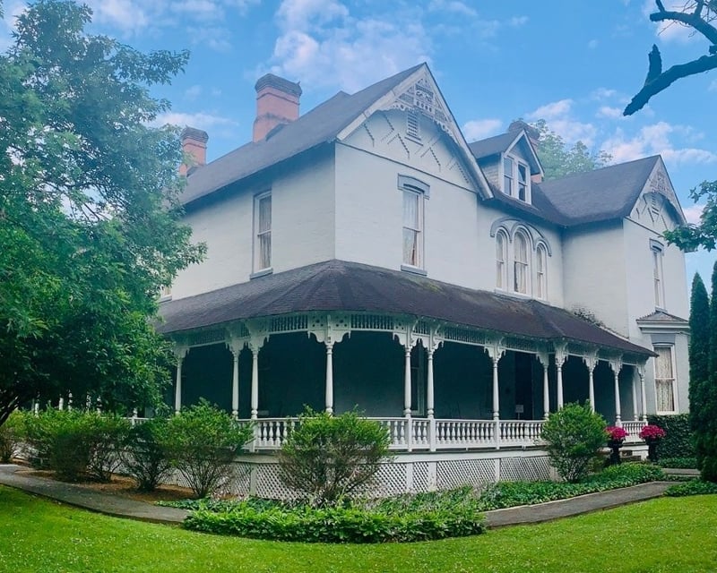 Explore a Victorian Mansion Tour in McMinnville