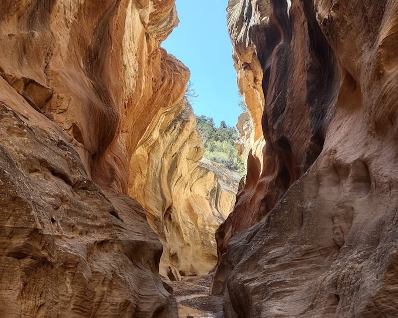 Private Slot Canyon Hiking Tour in Kanab