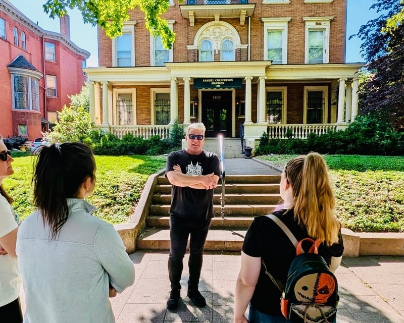 Victorian Mansions & Food Walking Tour in Old Louisville