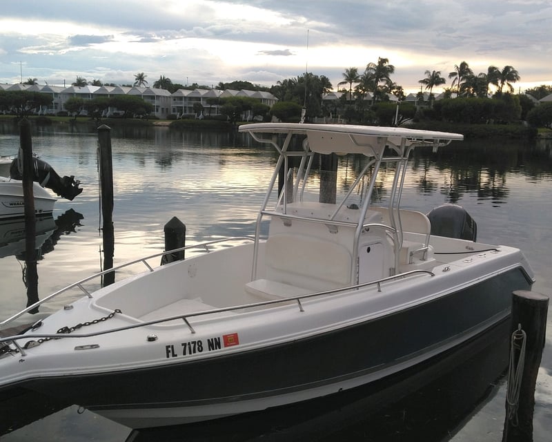 25' Center Console Boat Rental in Marathon