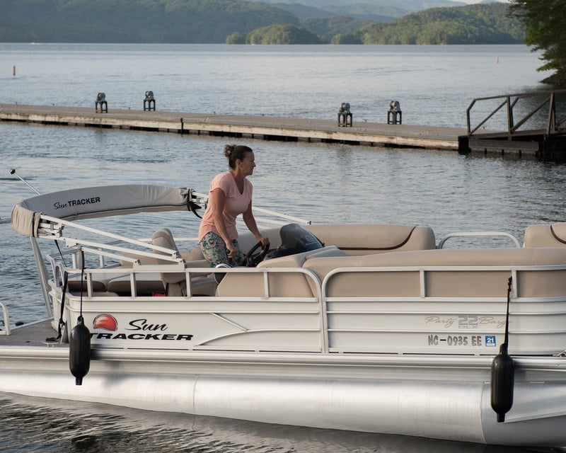 Lake Jocassee 8-Passenger Pontoon Boat Rental
