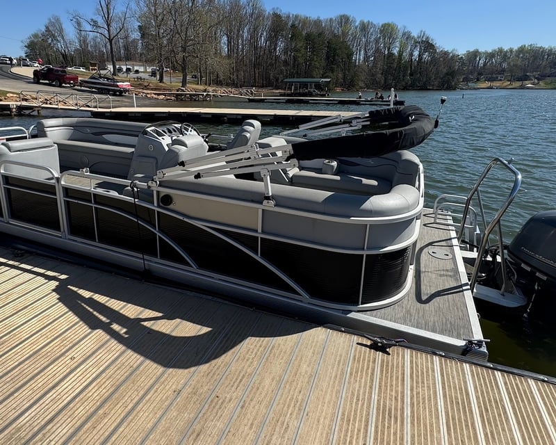 24' Pontoon Boat Rental on Lake Bowen