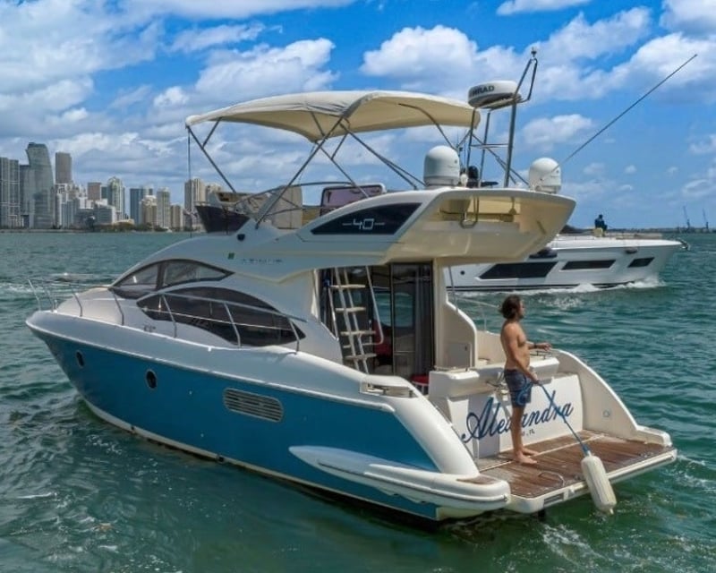40' Luxury Yacht Charter in Miami