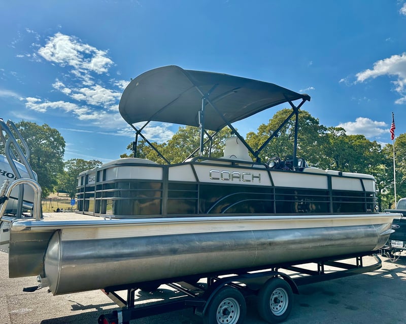 Cruise Cedar Creek Lake on a Pontoon Boat Rental